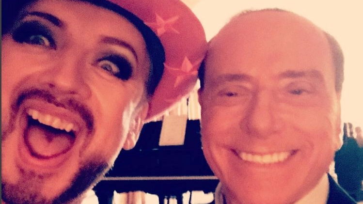 Boy George, selfie con Berlusconi (Instagram)