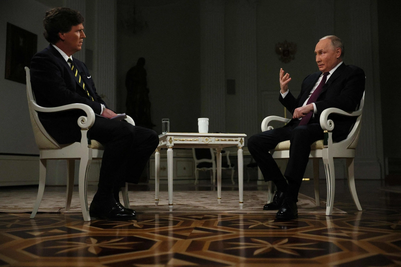 Il giornalista Tucker Carlson intervista Vladimir Putin