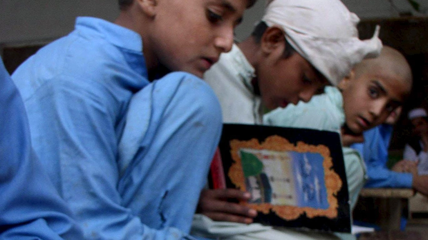 Bambini musulmani a lezione in una scuola coranica in Pakistan (foto di repertorio)