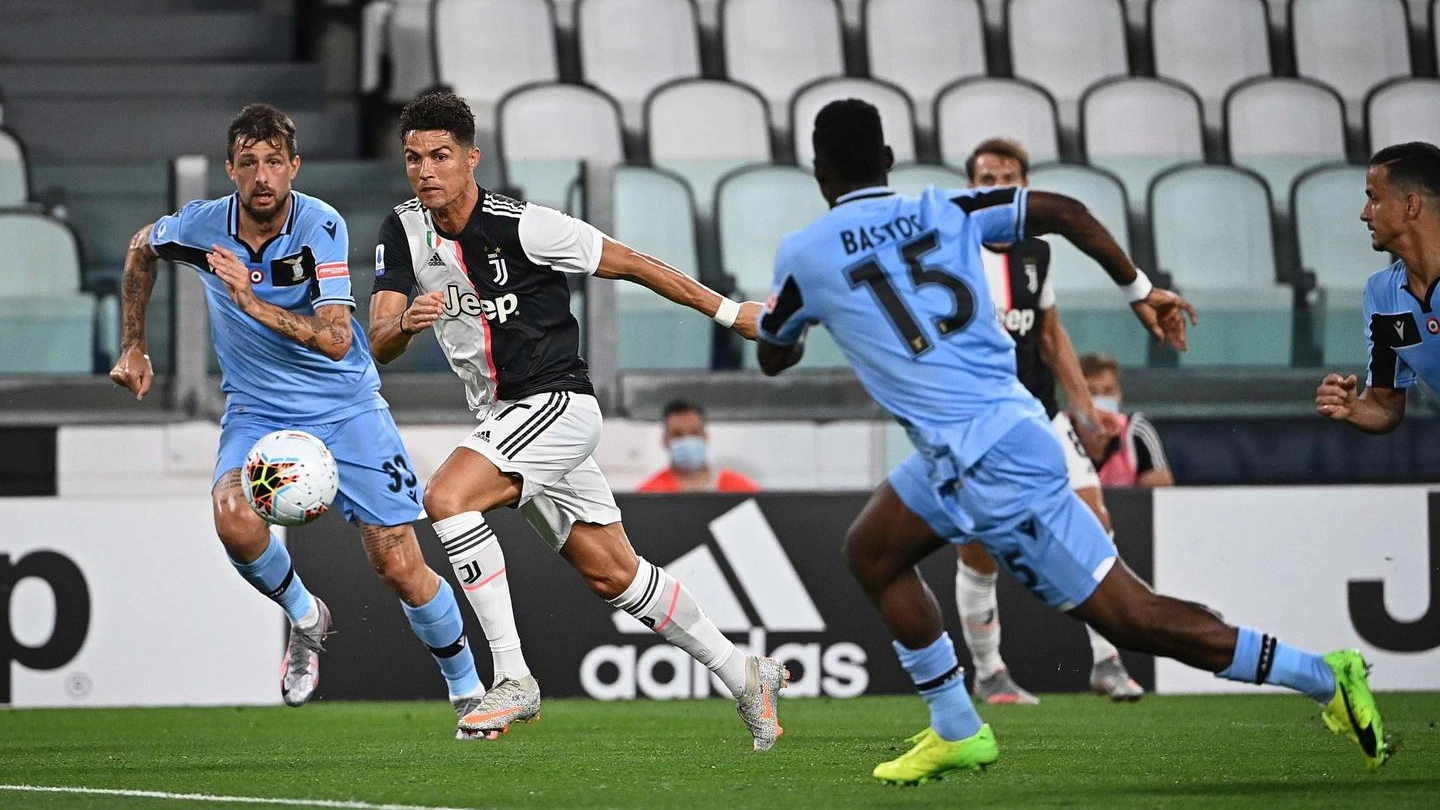 Juventus-Lazio, Ronaldo seguito da Acerbi e Bastos (Ansa)