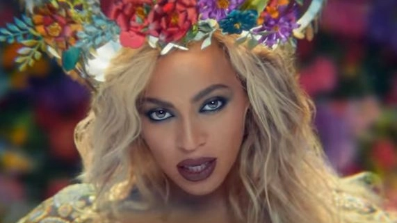 Beyoncé nel video dei Coldplay (da youtube)
