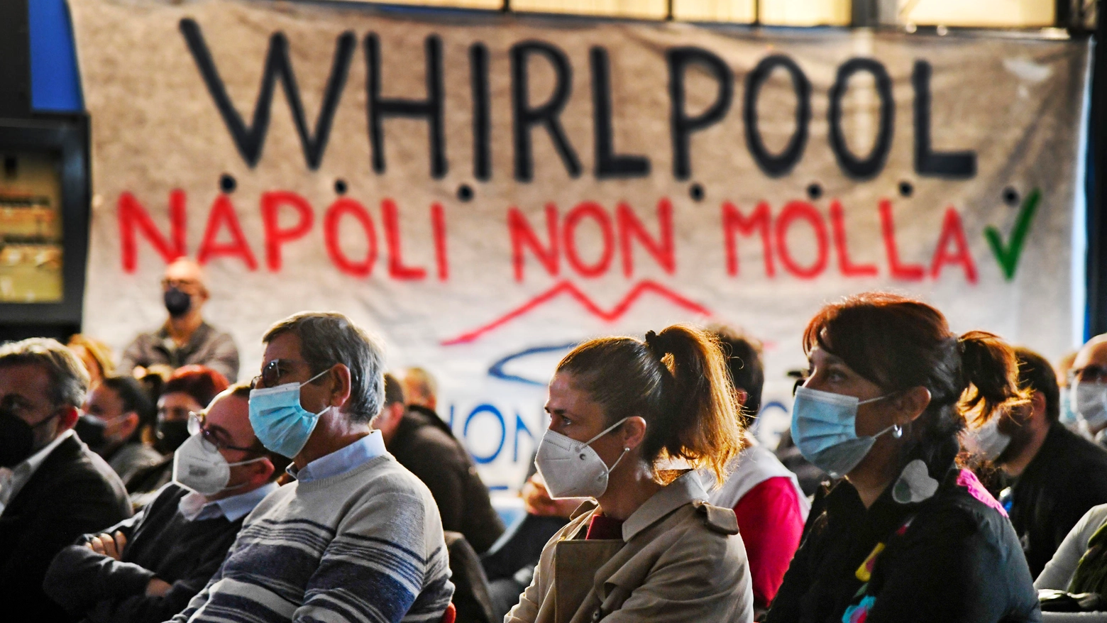 Operai ex Whirlpool di Napoli durante un'assemblea di fabbrica