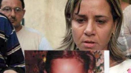 Piera Maggio, 50 anni, con la foto di Denise, sparita quando aveva quasi 4 anni