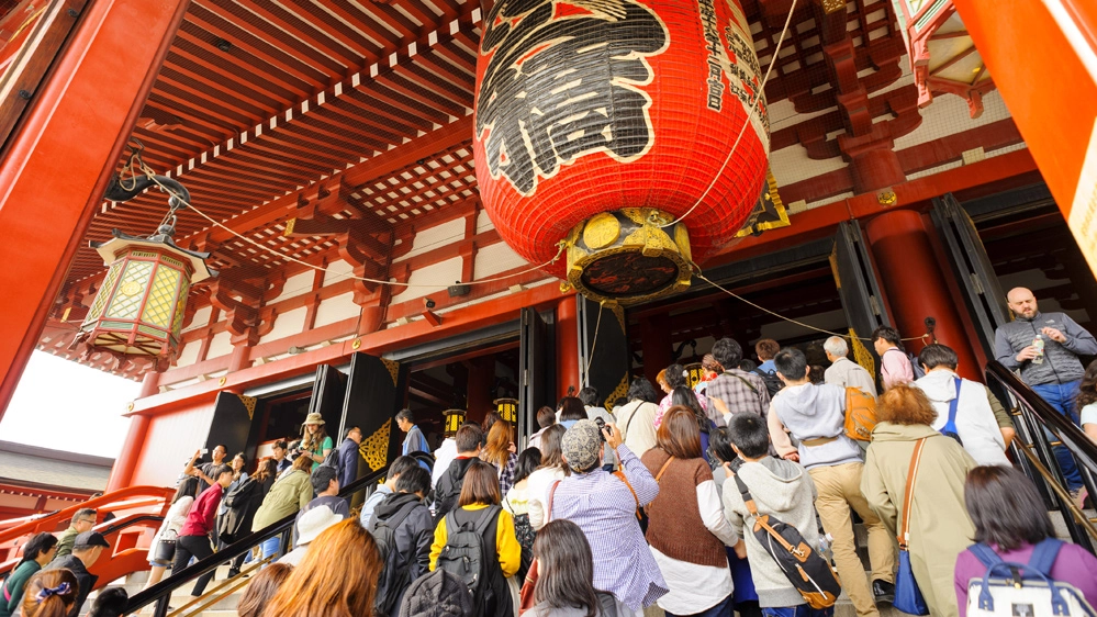 In molti luoghi del Giappone le masse di turisti sono un problema