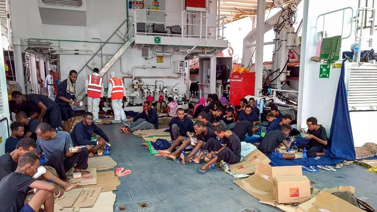 I migranti sulla nave Diciotti un'immagine postata dal deputato Riccardo Magi (Ansa)