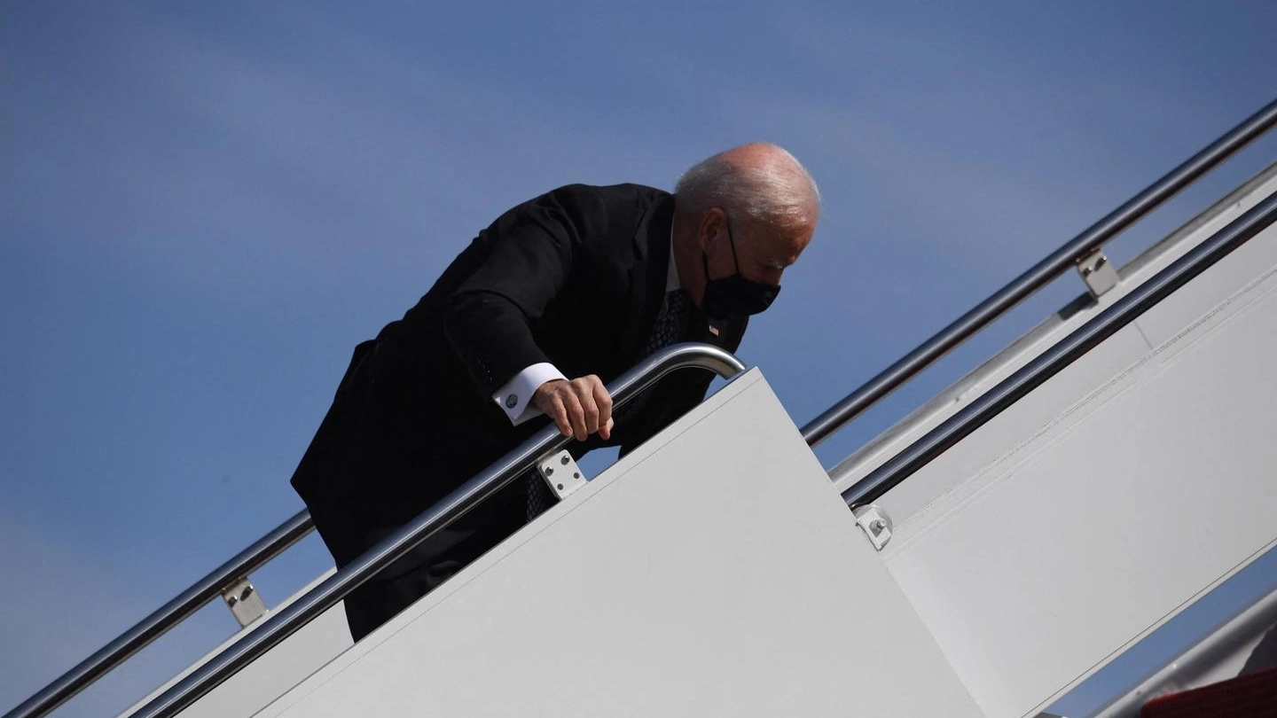 La caduta di Joe Biden sulle scale dell'Air Force One (Ansa)