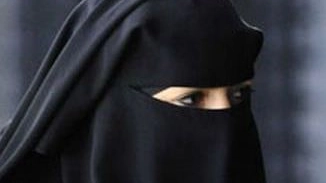 Una donna che indossa il burqa