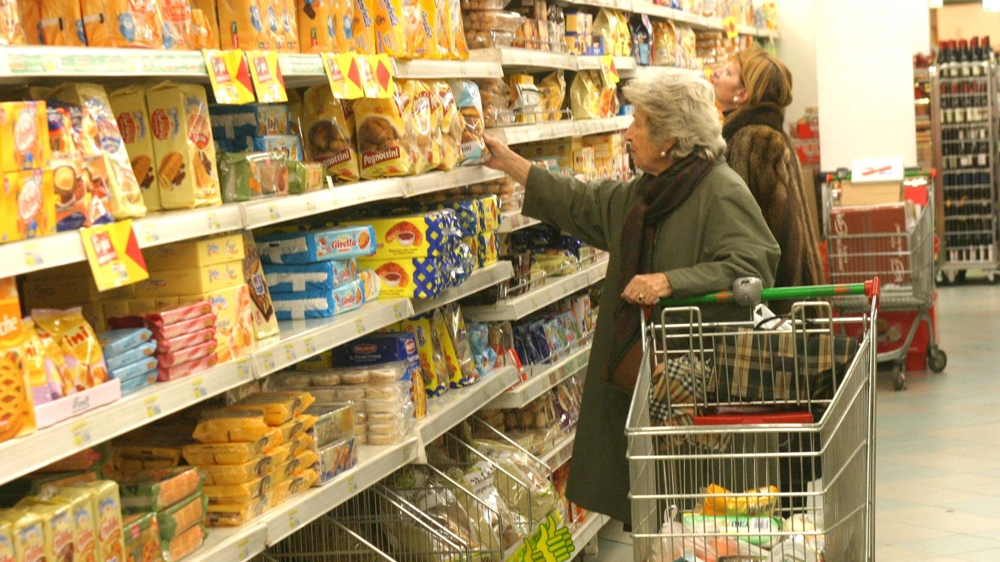 Deflazione, in supermercato (Newpress)