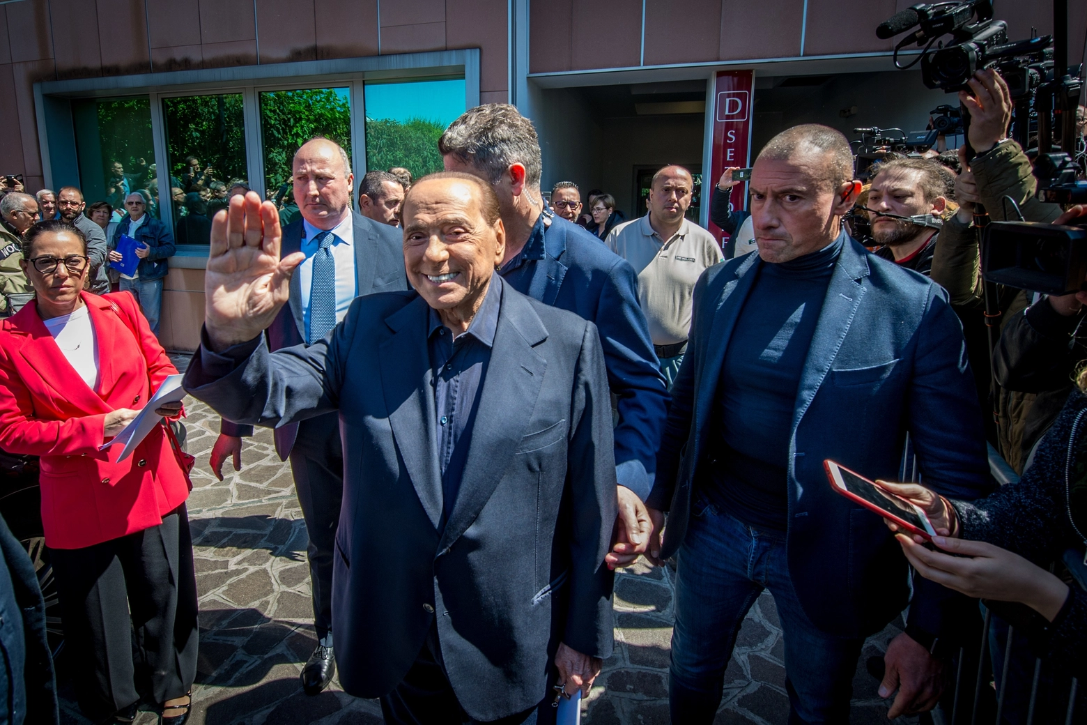 Berlusconi all'uscita del San Raffaele (LaPresse)