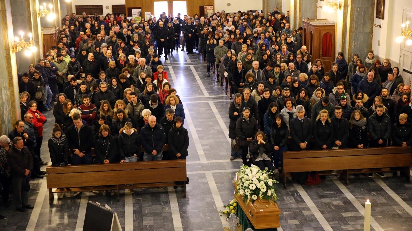 La chiesa della Sacra Famiglia piena per l’addio a Francesco Marzola