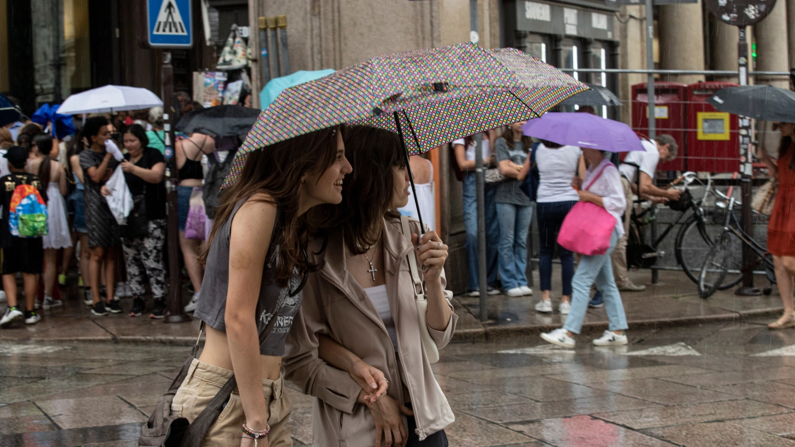 Ombrelli aperti per la pioggia (Ansa)