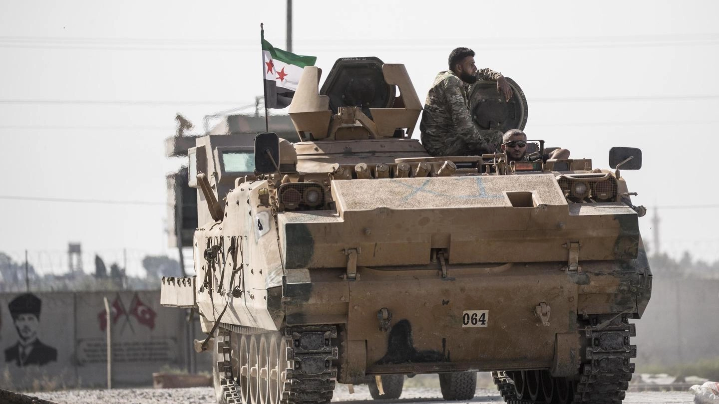 Un carro armato turco impegnato nell'offensiva in Siria (Ansa)