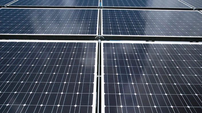 I moduli solari cinesi possono catturare energia al buio - foto mageBROKER / Alamy
