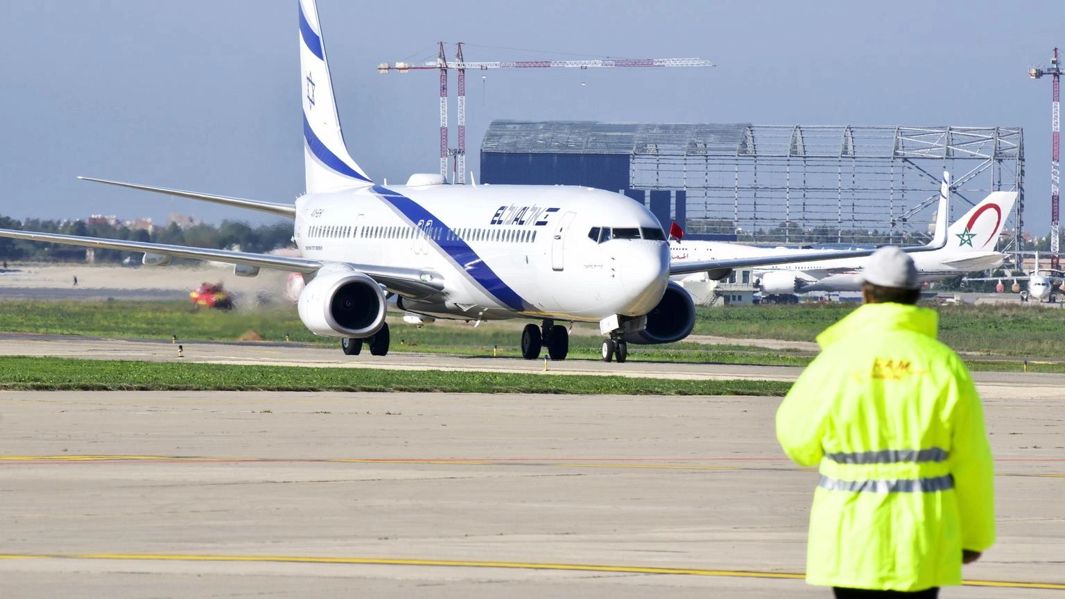 'Tenta di entrare nel cockpit',atterraggio d'emergenza per El Al