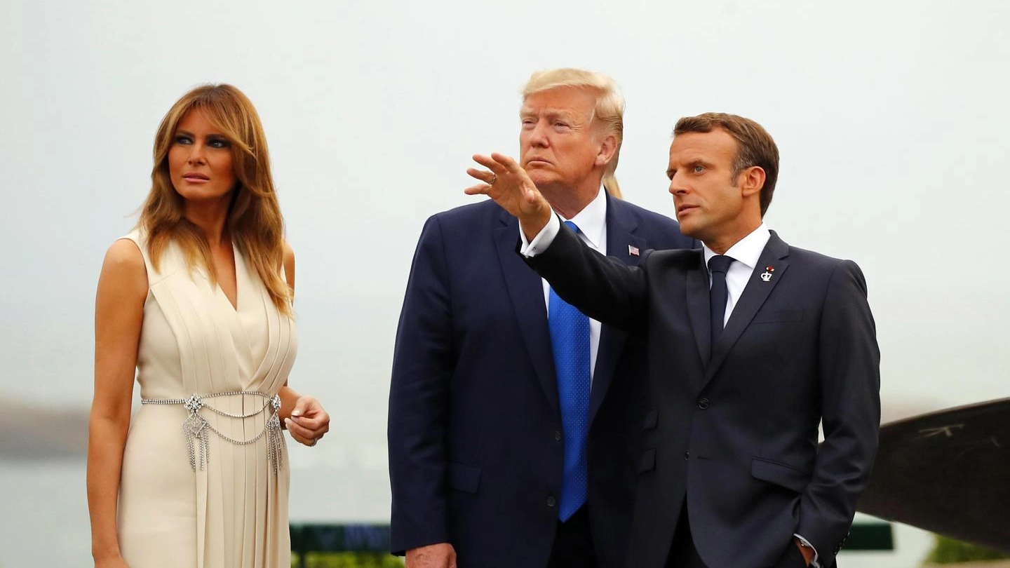 Emmanuel Macron, con Donald Trump e Melania, a Biarritz (Epa)