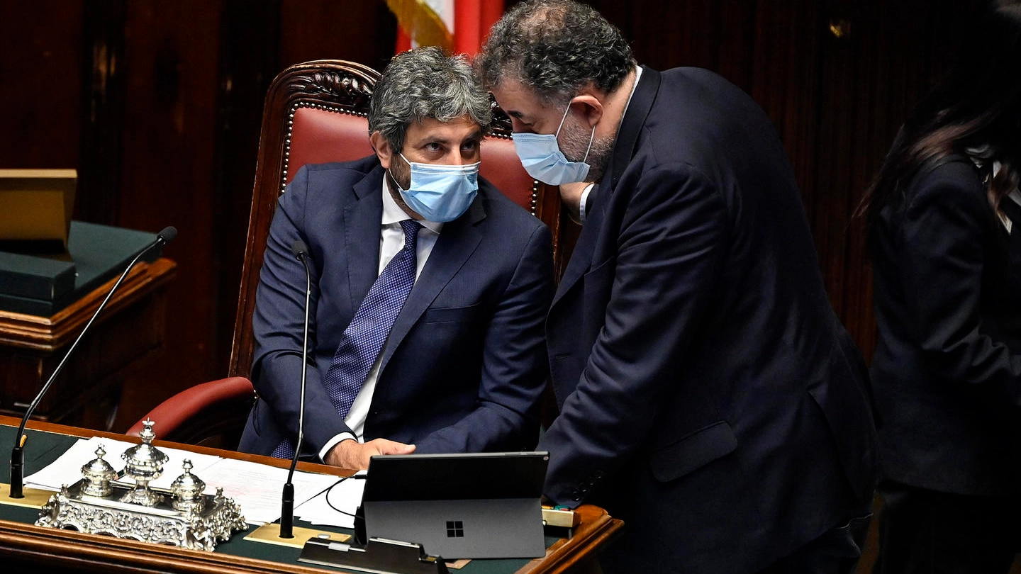 Roberto Fico e Federico Fornaro con la mascherina alla Camera (Ansa)