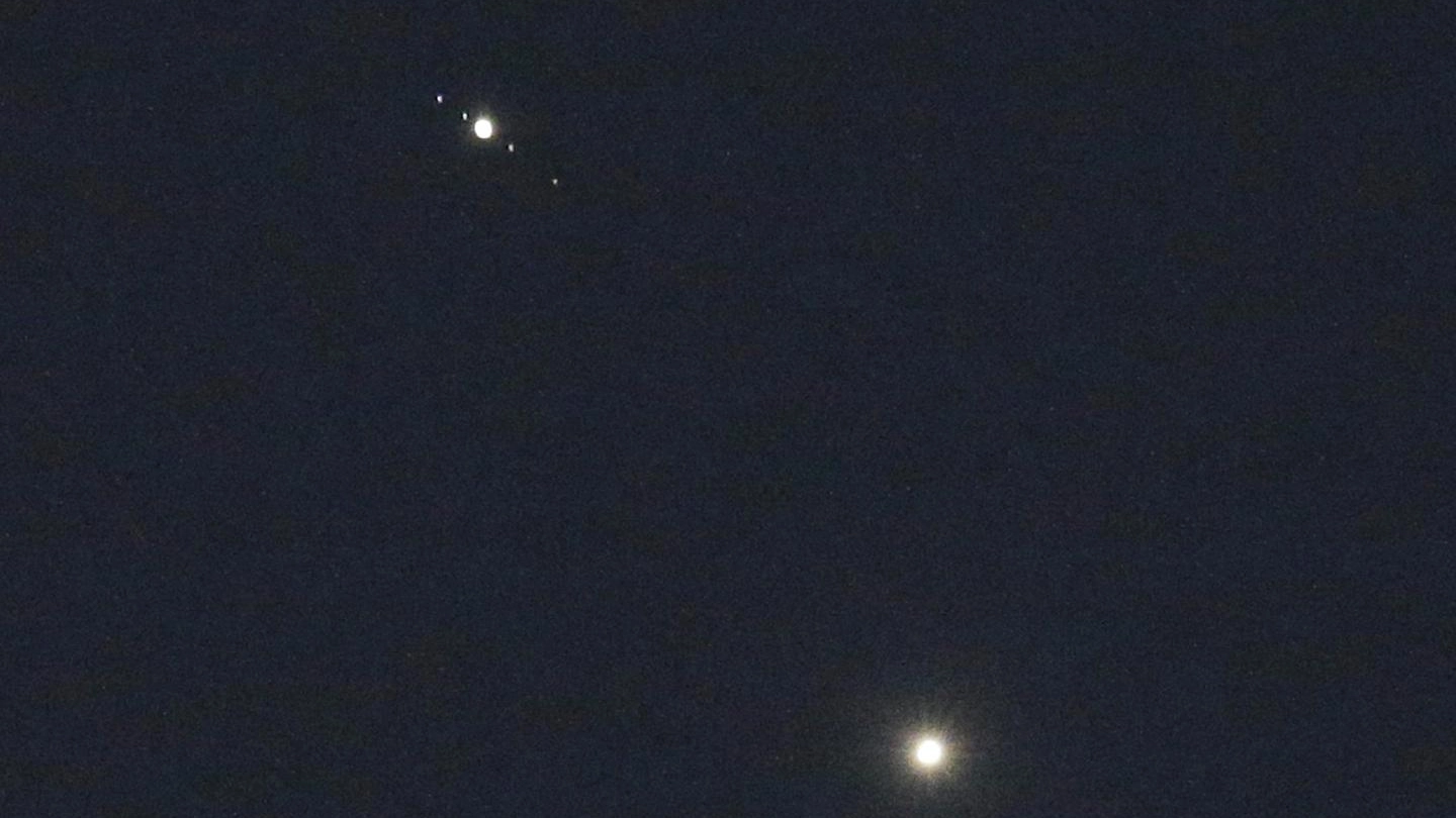 L'avvicinamento tra Venere, in alto, e Giove, fotografato in North Carolina (Ansa)