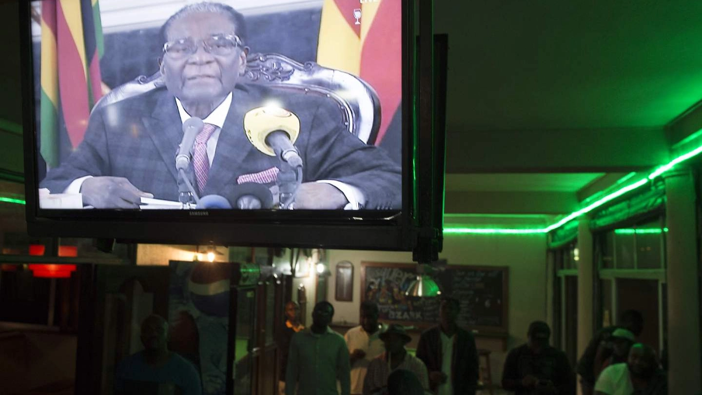 Robert Mugabe, presidente dello Zimbabwe, parla in tv (afp)