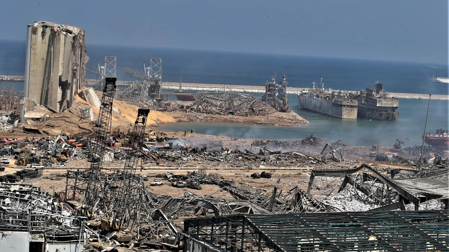 Il porto di Beirut devastato dalla doppia esplosione