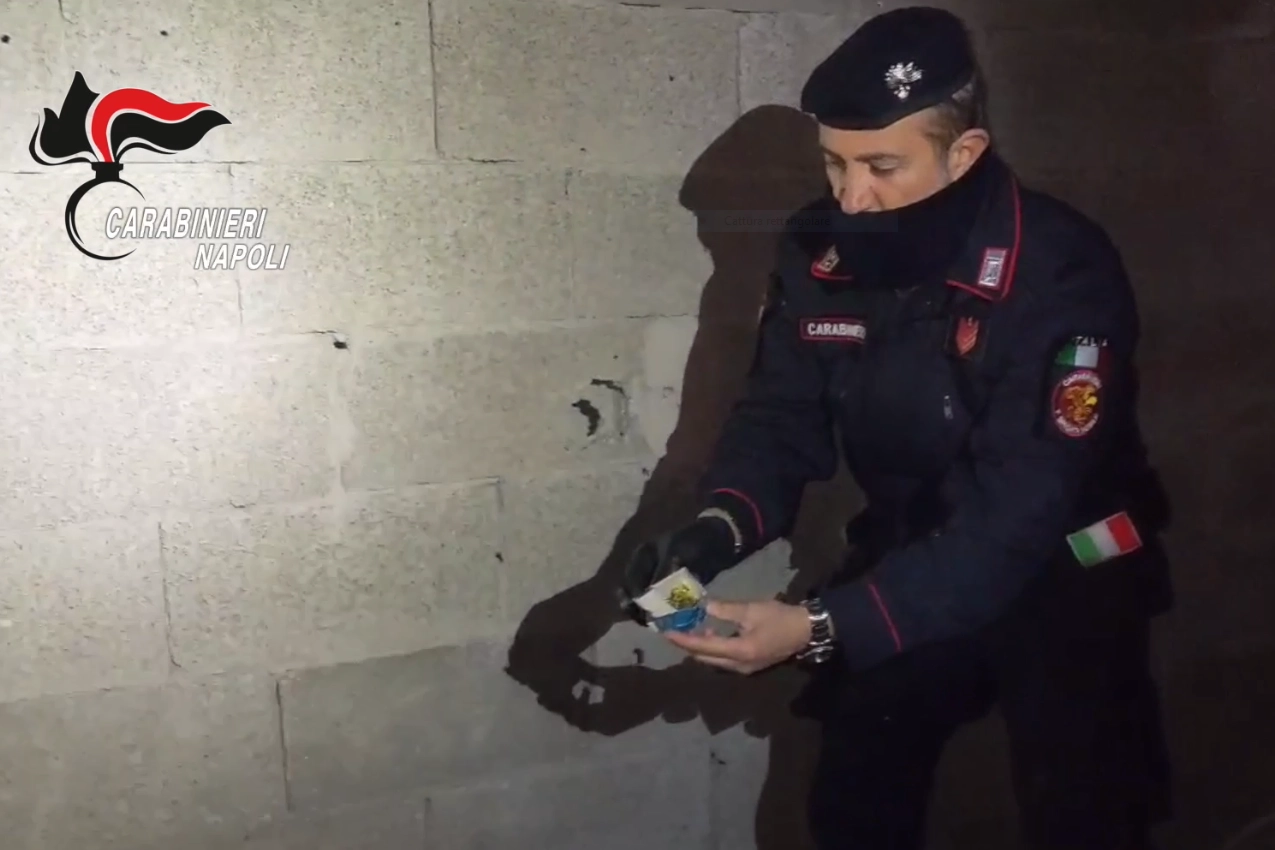 I bossoli trovati dai carabinieri nel muro di una scuola abbandonata a Torre Annunziata