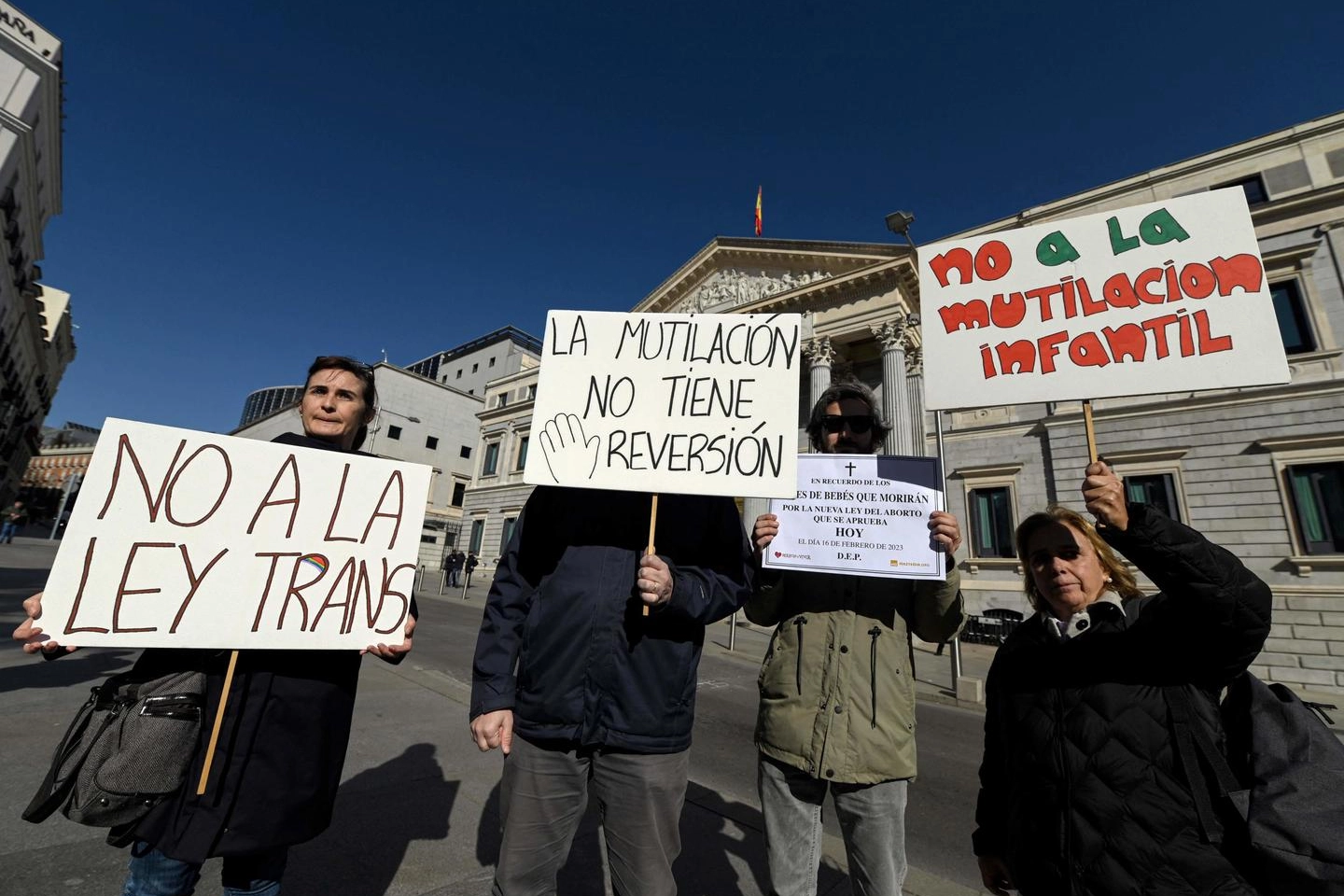 Proteste contro la 'legge trans' davanti al Congresso di Madrid (Ansa)