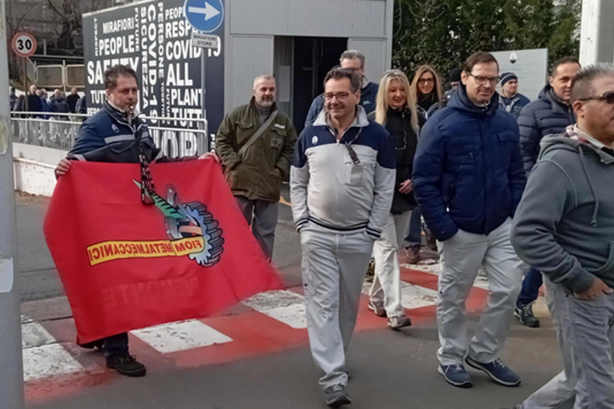 I lavoratori delle Carrozzerie di Mirafiori, in sciopero, escono dallo stabilimento in corteo