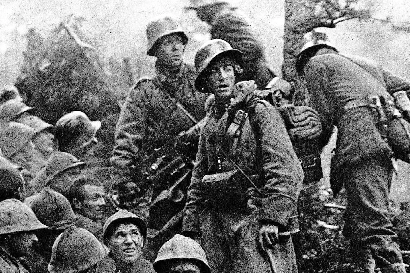Soldati austriaci e prigionieri italiani dopo la battaglia di Caporetto 