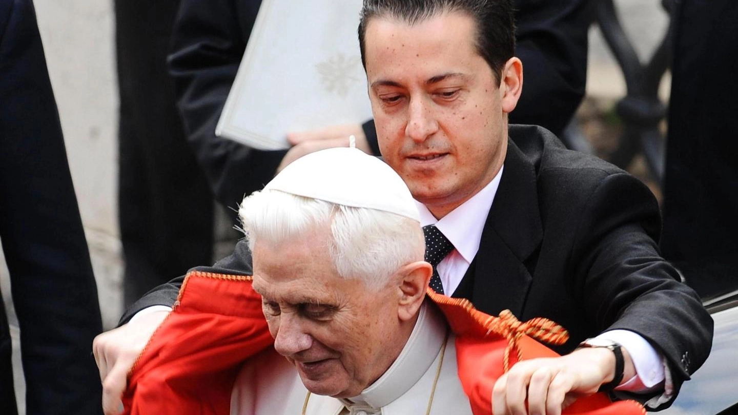 L'ex maggiordomo Paolo Gabriele con Papa Benedetto XVI (Ansa)