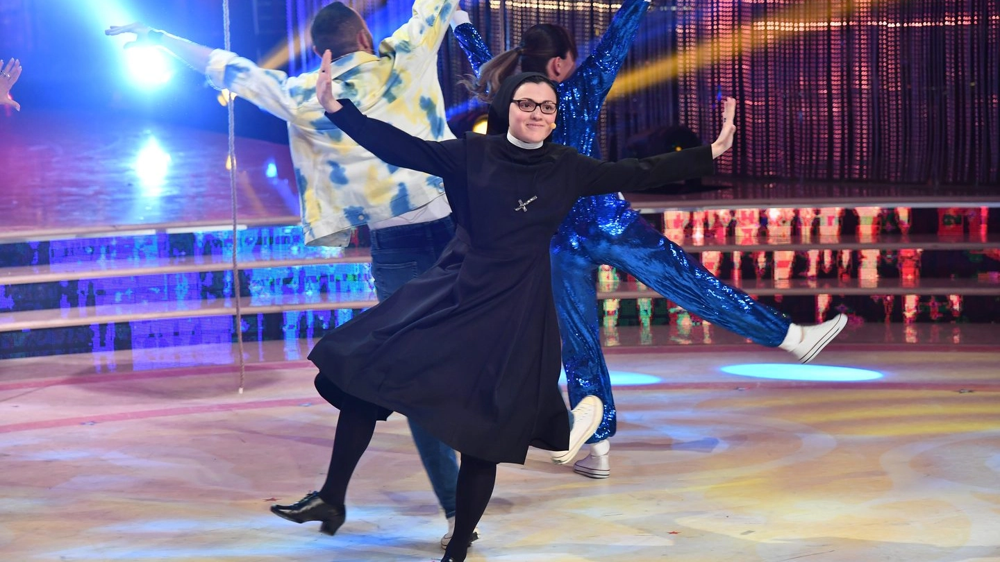 Suor Cristina durante la seconda puntata di 'Ballando con le stelle' (Lapresse)
