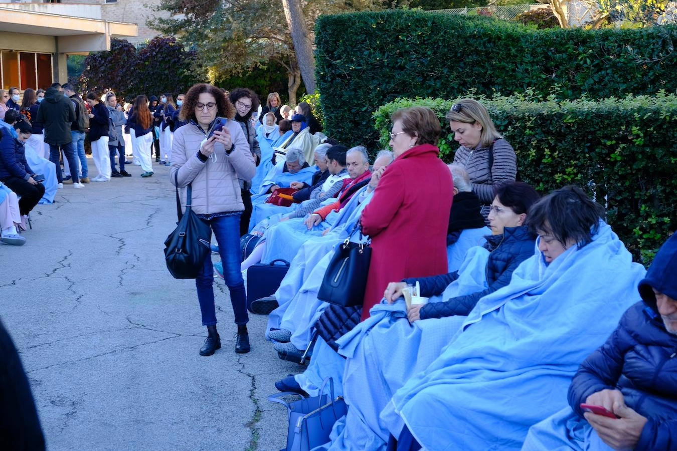 I pazienti evacuati dalla clinica Villa Igea di Ancona dopo il terremoto