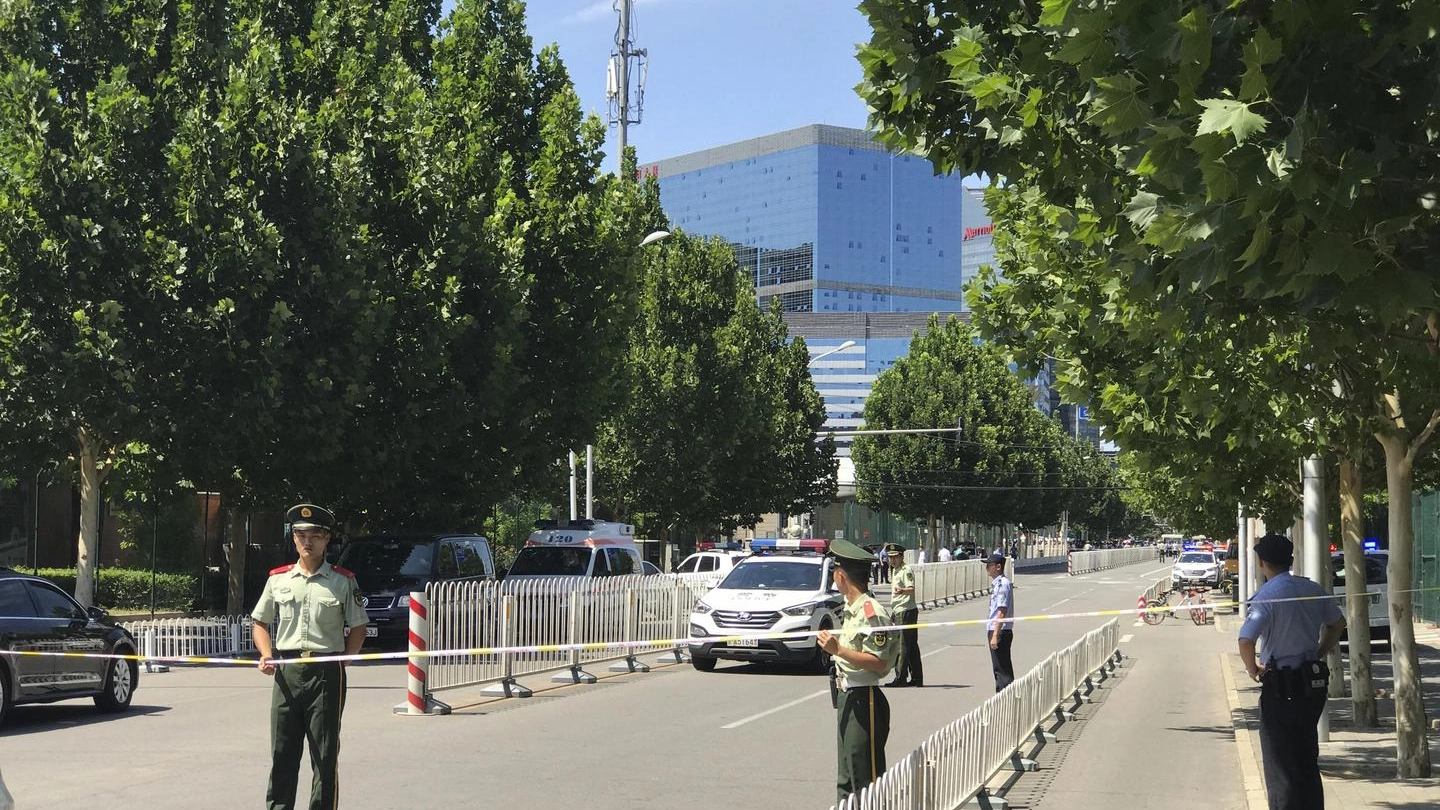 Pechino, la polizia nel luogo dell'esplosione all'ambasciata Usa (Ansa)
