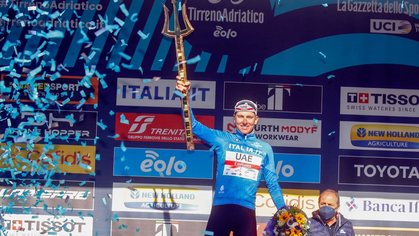 Pogacar festeggia la vittoria della Tirreno-Adriatica 2022 (Ansa)
