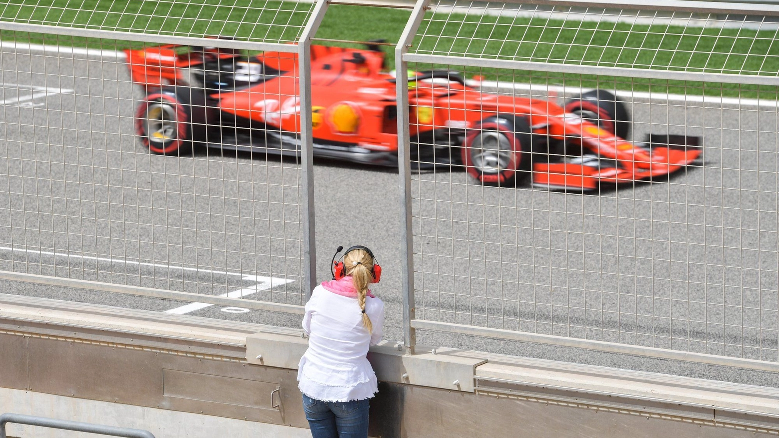 Mamma Corinna assiste ai test di Mick Schumacher in Bahrain (foto Twitter)