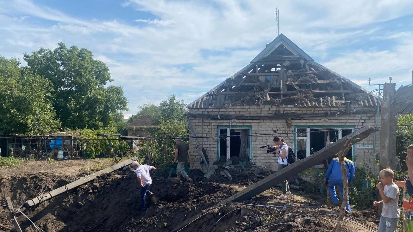 Una casa distrutta alla periferia di Zaporizhzhia (Ansa)
