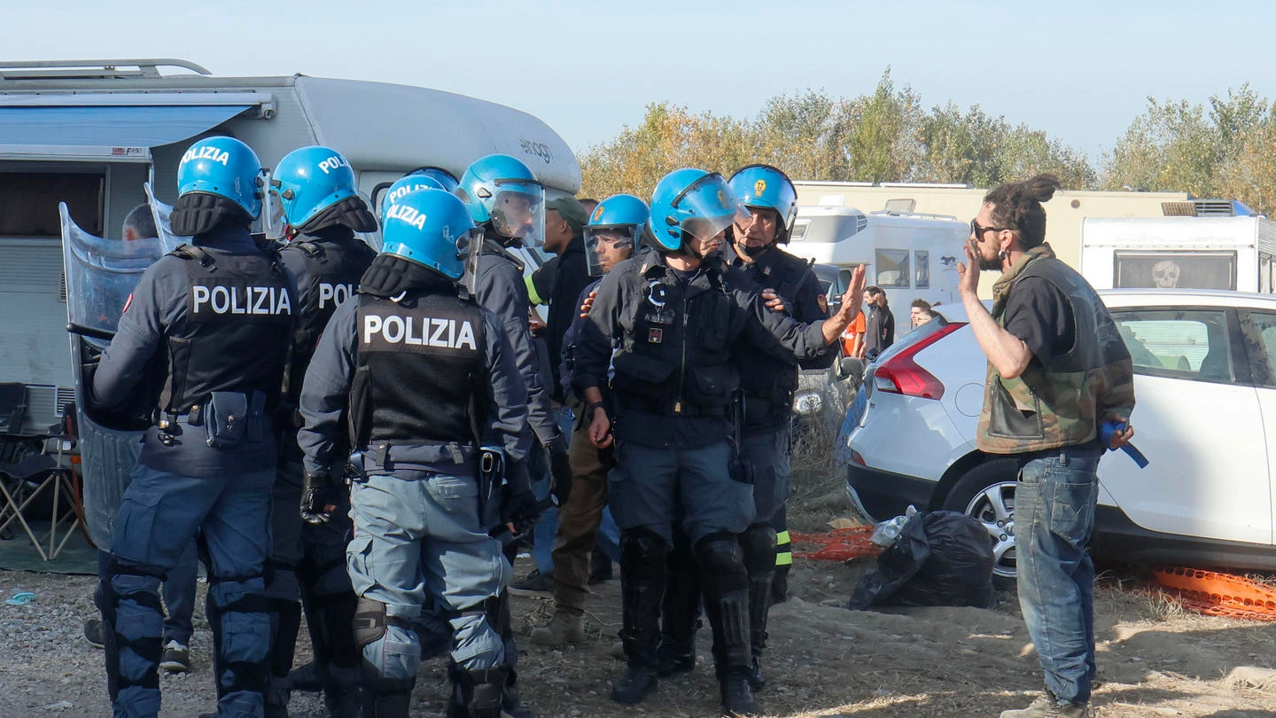 Blitz della polizia al maxi rave di Modena (Ansa)