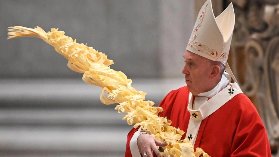 Il Papa durante le celebrazioni della Domenica delle Palme (Foto Ansa)