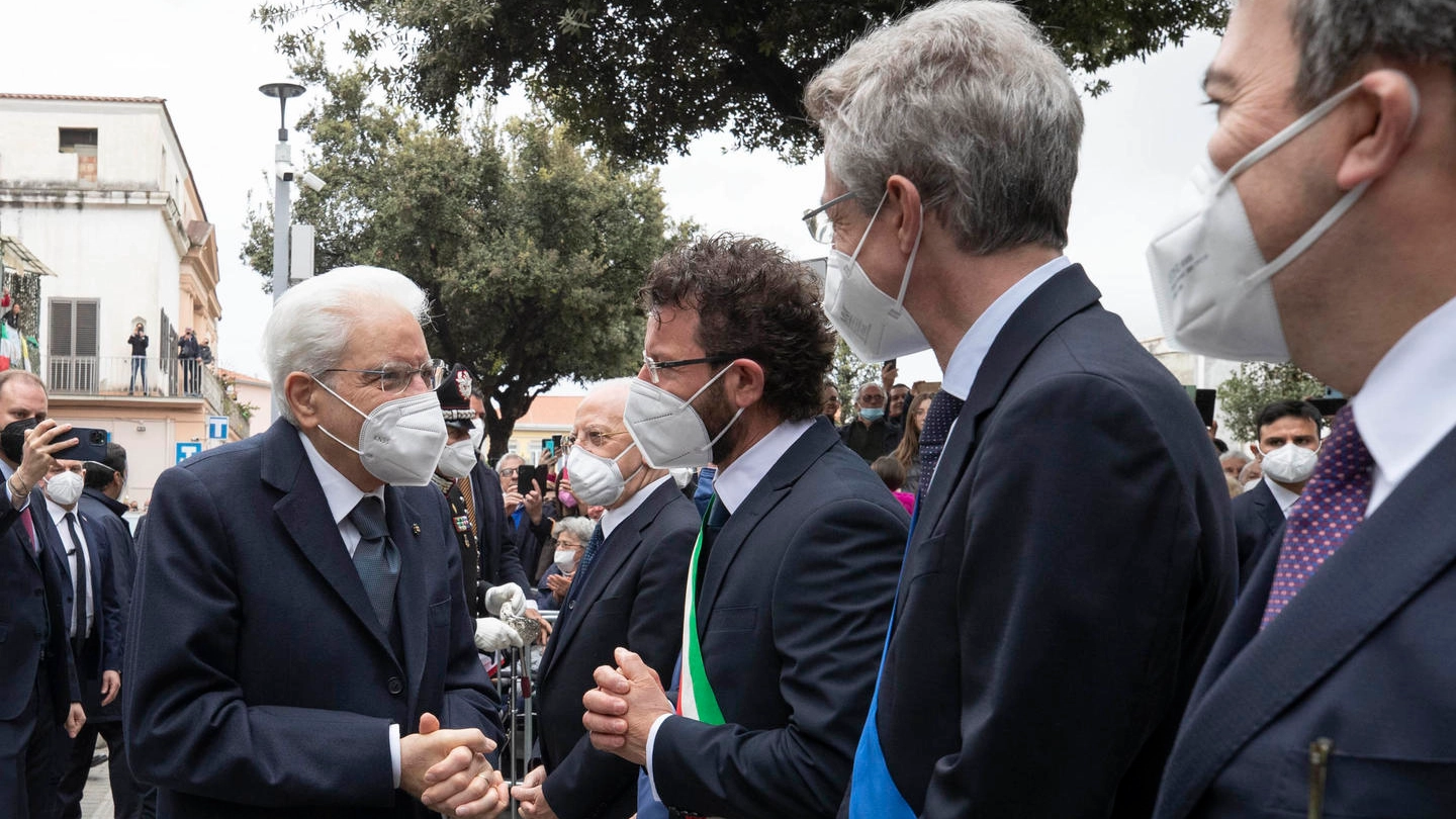 Il Presidente della Repubblica Sergio Mattarella accolto da Raffaele Lettieri, sindaco di 