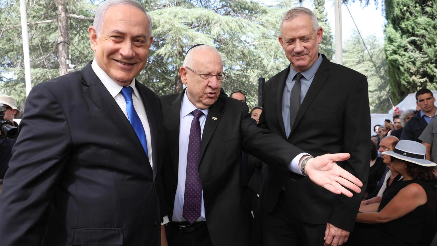 Benjamin Netanyahu, Reuven Rivlin e Benny Gantz (Ansa)
