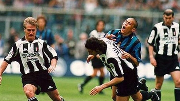 Il contatto fra Iuliano e Ronaldo in Juventus-Inter del 1998
