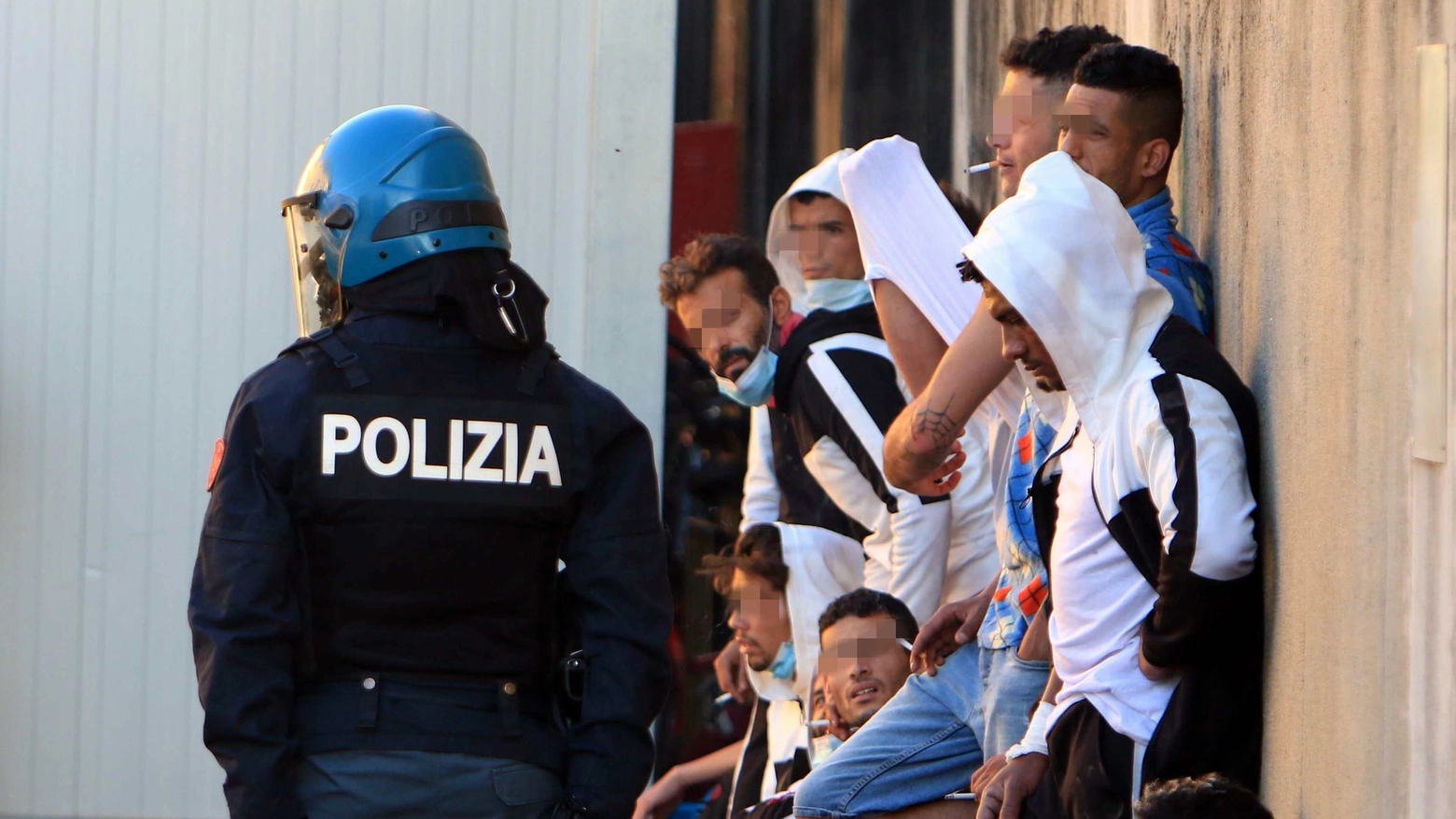 Migranti in un Cpr a Milano (Ansa)