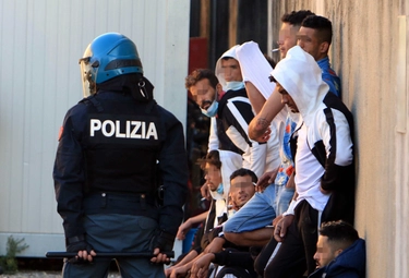 Migranti, richiedenti asilo dovranno pagare 5mila euro per evitare Cpr