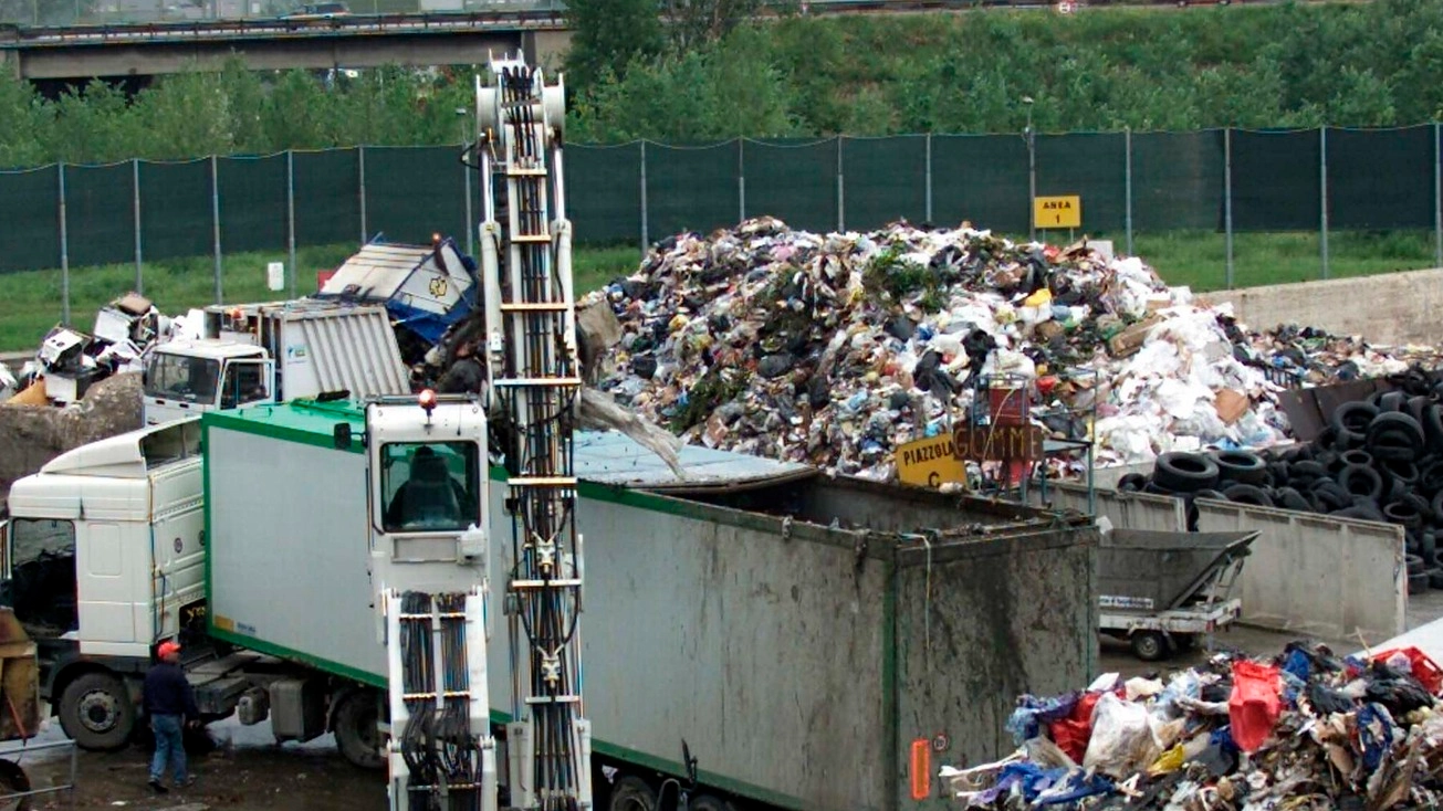La lavorazione dei rifiuti (foto Germogli)
