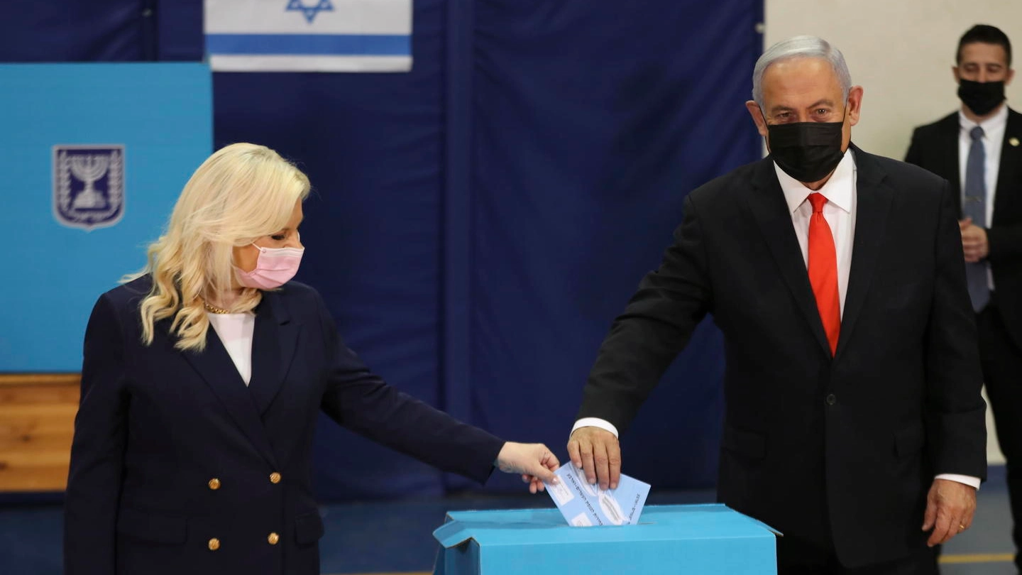  Benjamin Netanyahu e la moglie al voto (Ansa)
