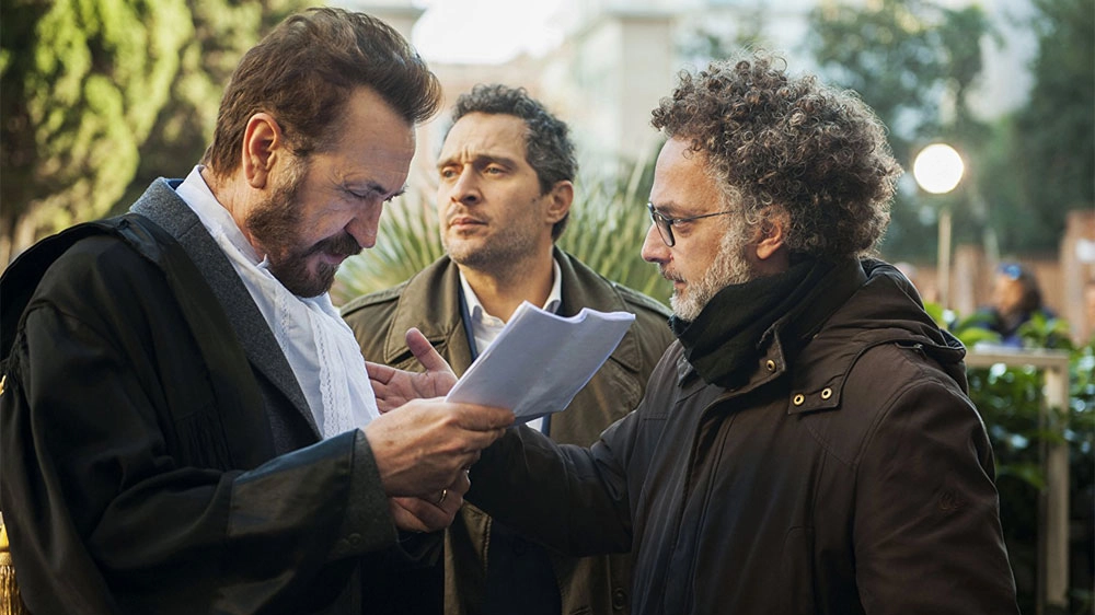 Antonio Morabito sul set con Giallini e Santamaria – Foto: Martina Leo/Netflix