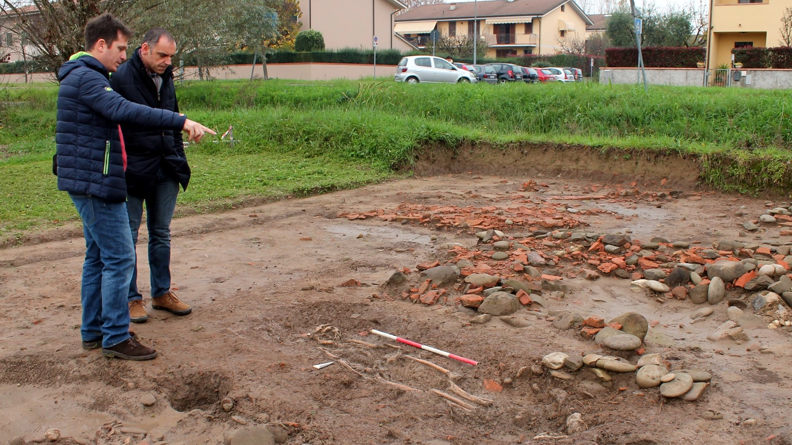  Il direttore degli scavi Giannoni spiega al sindaco Menesini le caratteristiche dello scheletro