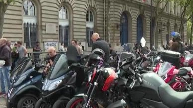 La protesta dei motociclisti a Parigi contro la sosta a pagamento per gli scooter