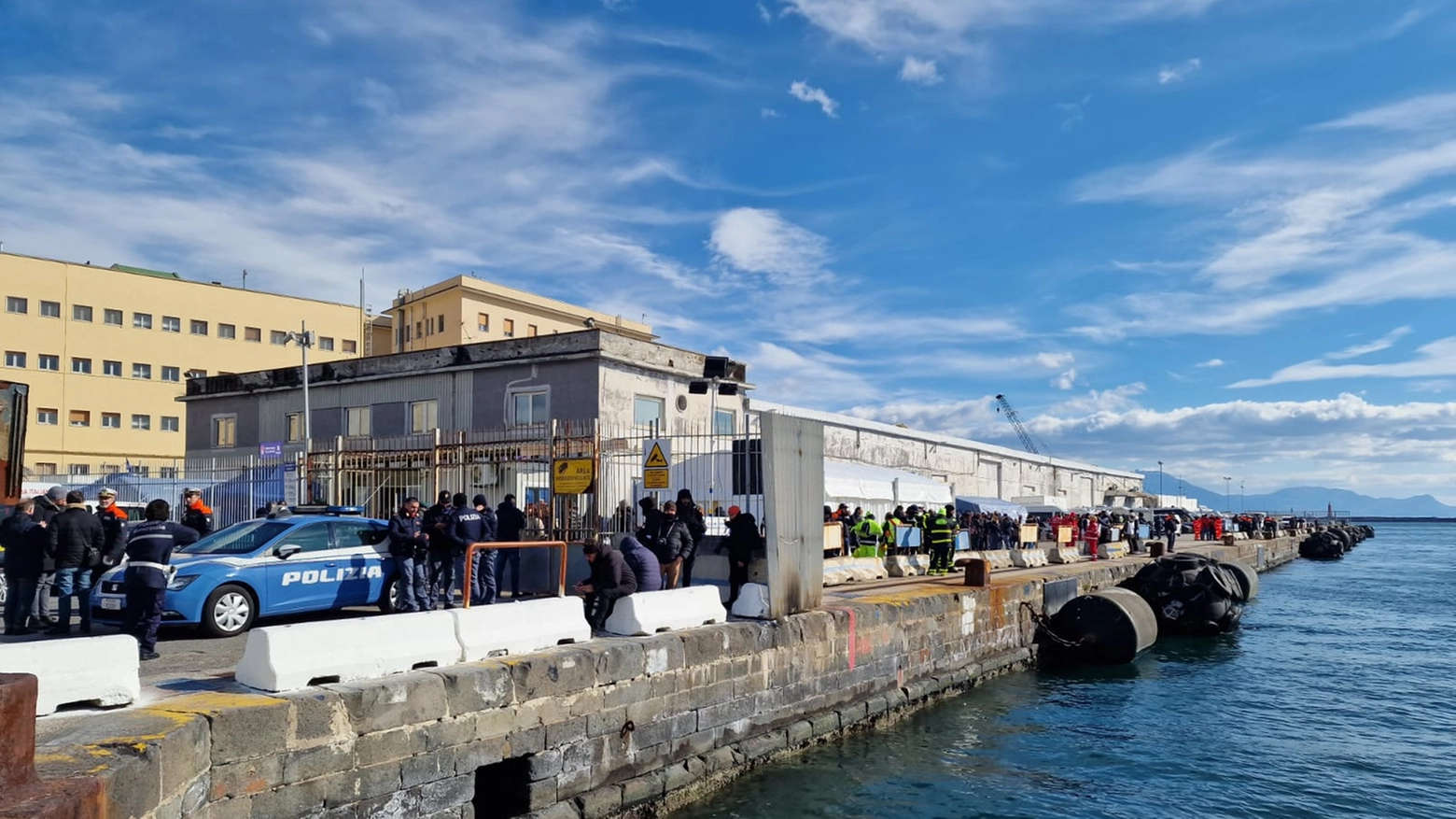 Napoli, pronte le tensostrutture per lo sbarco di migranti della Sea Eyes