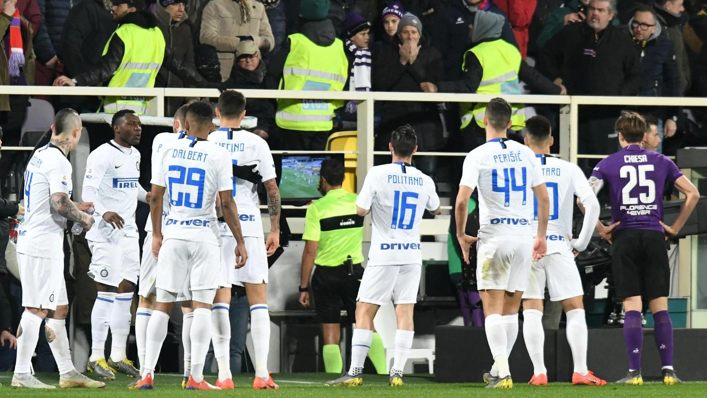 Fiorentina-Inter, l'arbitro consulta la Var (Ansa)