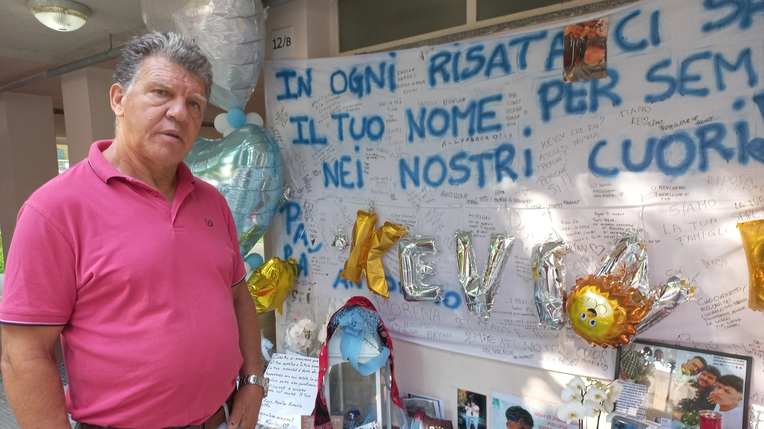 Giovanni Caporalello, zio di Kevin Laganà, nel porticato di casa affollato di fiori e ricordi per il nipote morto nella strage di Brandizzo (Torino)