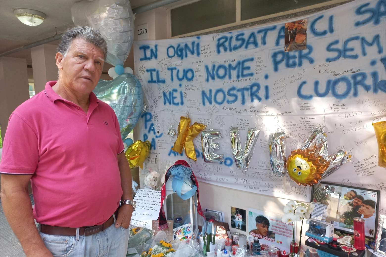 Giovanni Caporalello, zio di Kevin Laganà, nel porticato di casa affollato di fiori e ricordi per il nipote morto nella strage di Brandizzo (Torino)